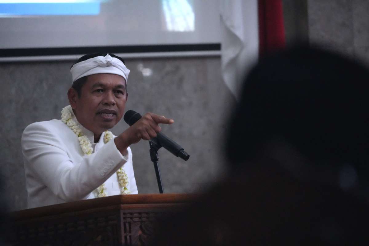 <p>Gubernur Jabar, Dedi Mulyadi, menyatakan keyakinannya bahwa Kabupaten Cirebon memiliki potensi besar untuk menjadi destinasi wisata unggulan, sebanding dengan Yogyakarta.  )Dok.Pemprov Jabar)</p>
