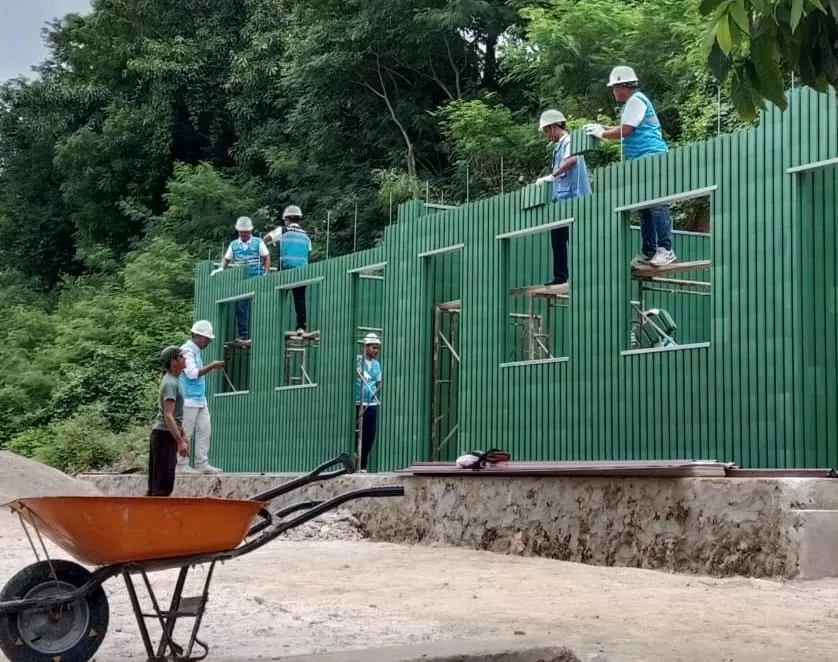 <p>Petugas PLN ketika turun langsung membangun TK Negeri Kalu Manandang di Kecamatan Kambera, Kabupaten Sumba Timur, Nusa Tenggara Timur (NTT). (Dok. PLN)</p>

