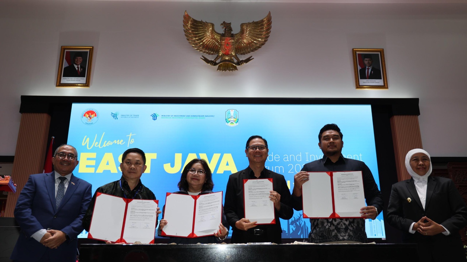 <p>Penandatanganan Nota kesepahaman (MoU) kontrak dagang senilai USD1,06 juta atau setara Rp17,70 miliar antara pelaku usaha Jawa Timur dan buyer Singapura pada East Java Trade and Investment Forum 2025, di Kedutaan Besar Republik Indonesia (KBRI) Singapura, Kamis,  13 November 2025. (Dok. Atdag Singapura/Kemendag)</p>
