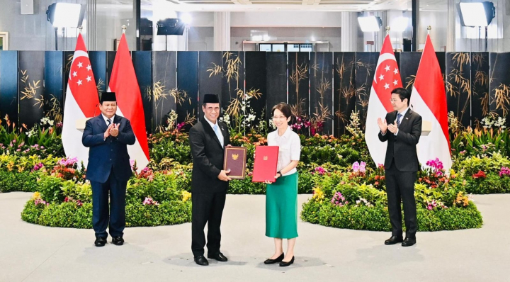 <p>Menteri Pertanian Andi Amran Sulaiman, dan Menteri Keberlanjutan dan Lingkungan Hidup Singapura, Grace Fu, menandatangani nota kesepahaman (MoU) Kerja Sama Keamanan Pangan dan Teknologi Pertanian pada Leaders’ Retreat di Parliament House, Singapura, Senin, 16 Juni 2025. (Dok. Kementan)</p>

