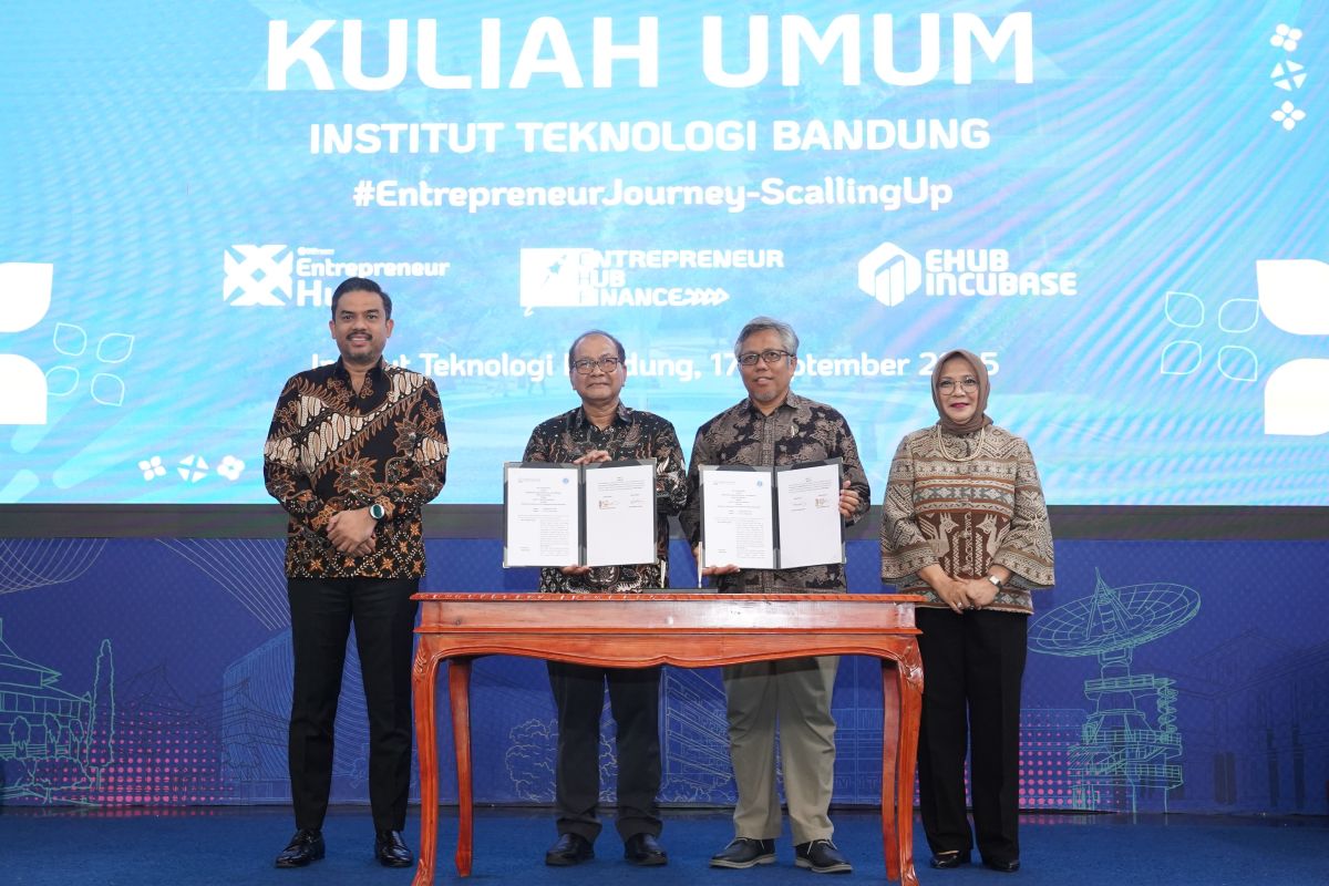 <p>Sekretaris Kementerian UMKM, Arif Rahman Hakim, dan Rektor ITB, Prof. Dr. Ir. Tatacipta Dirgantara, M.T. menandatangani Nota Kesepahaman antara Kementerian UMKM dan ITB tentang pendidikan, penelitian, dan pengabdian kepada masyarakat di Aula Barat, ITB Kampus Ganesha, Rabu, 17 September 2025. Penandatanganan  disaksikan Menteri UMKM Maman Abdurrahman. (Dok. ITB)</p>
