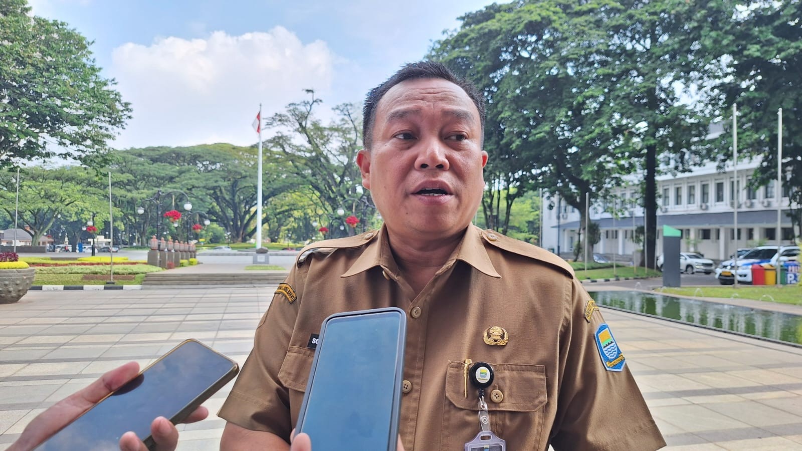 <p>Kepala Dinas Sosial Kota Bandung, Soni Bakhtiyar, diwawancarai wartawan di Bandung, Minggu, 11 Mei 2025. (Dok,Pemkot Bandung)</p>
