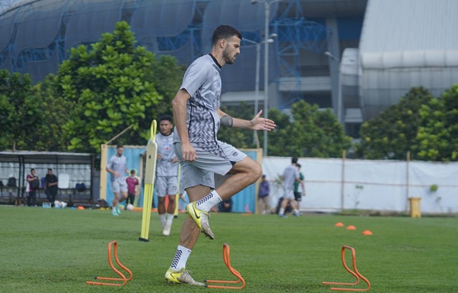 <p>Pemain baru Persib asal Argentina Patricio Marticardi saat menjalani latihan. Pelatih Persib, Bojan Hodak sebut kondisinya baik. (Foto: Persib.co.id).</p>

