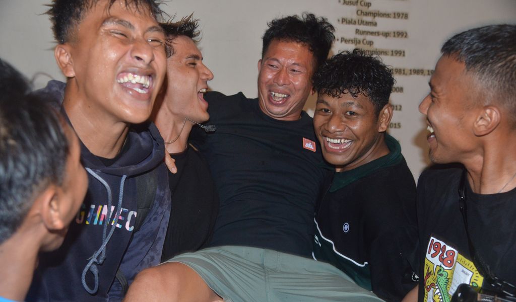<p>Ilusutrasi para penjaga gawang PERSIB mengangkat asisten pelatih kiper I Made Wirawan di balkon Dapur dan Kopi, Jalan Sulanjana Kota Bandung, Senin, 5 Mei 2025. Usai Persib juara Liga 1, ada isyarat Kevin Mendoza akan di rotasi. Apakah benar? Foto: PERSIB.co.id/Barly Isham</p>
