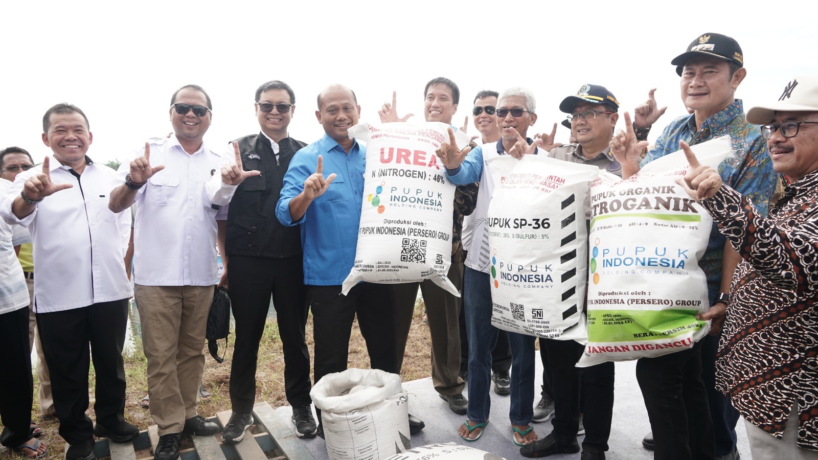 <p>Direktur Jenderal Perikanan Budi Daya KKP, Tb Haeru Rahayumelakukan sosialisasi dan simulasi penyaluran pupuk bersubsidi sektor perikanan di Kabupaten Lamongan, Jawa Timur, Minggu, 21 Desember 2025. (Dok. KKP)</p>
