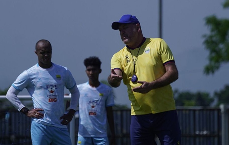 <p>Pelatih Persib, Bojan Hodak memberikan arahan kepada anak asuhnya di lapangan. Persiapan menjelang pertandingan Super League pekan kesembilan melawan PSBS Baik. (Foto: Persib).</p>
