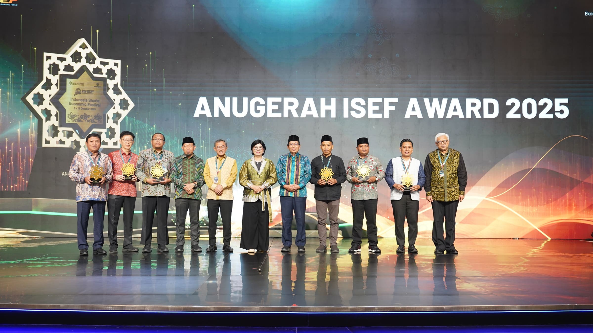 <p>Penutupan ISEF 2025, Minggu, 12 Oktober 2025 di  JIEXPO) Convention Centre juga dirangkaikan dengan pengumuman pemenang dari sejumlah kompetisi utama seperti Indonesia International Halal Chef Competition (IN2HCC), Olimpiade Ekonomi Syariah Nasional (OESN), dan ISEF Award 2025. (Dok. Bank Indonesia)</p>
