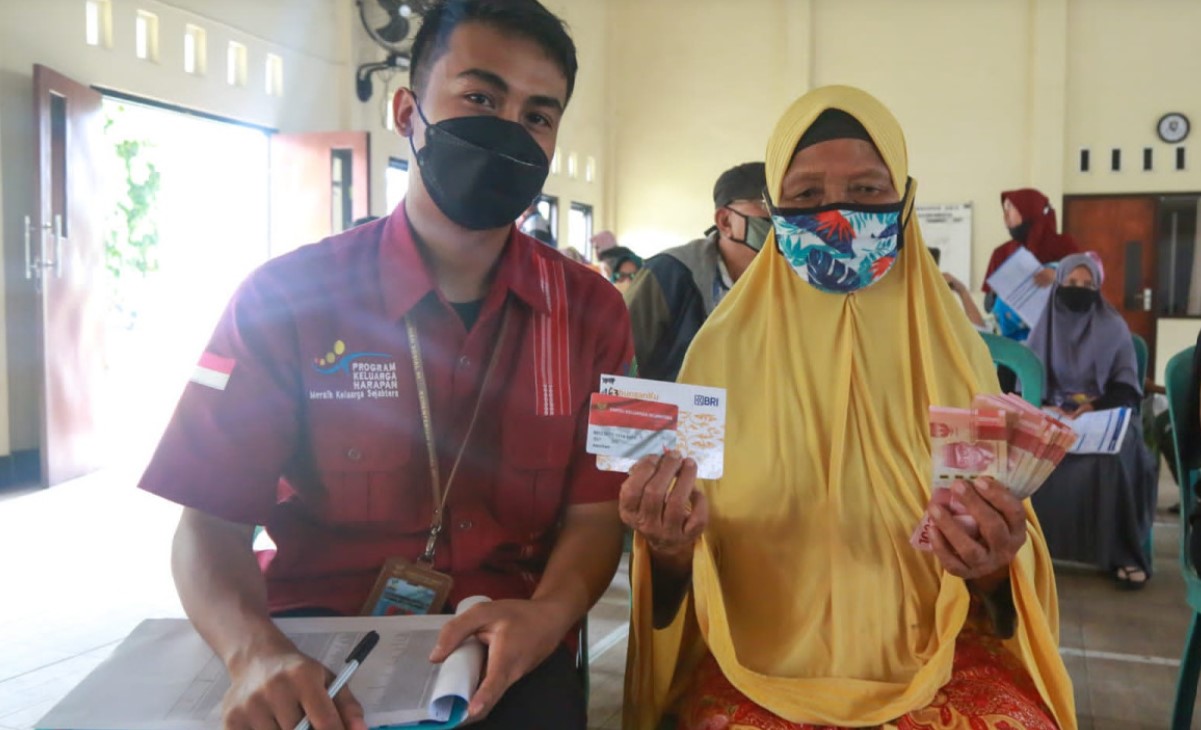 <p>Bansos PKH dan BPNT tahap 4 cair November 2025. Cek status pencairan lewat HP, ketahui jadwal, dan besaran bantuan terbaru dari Kemensos secara mudah.</p>
