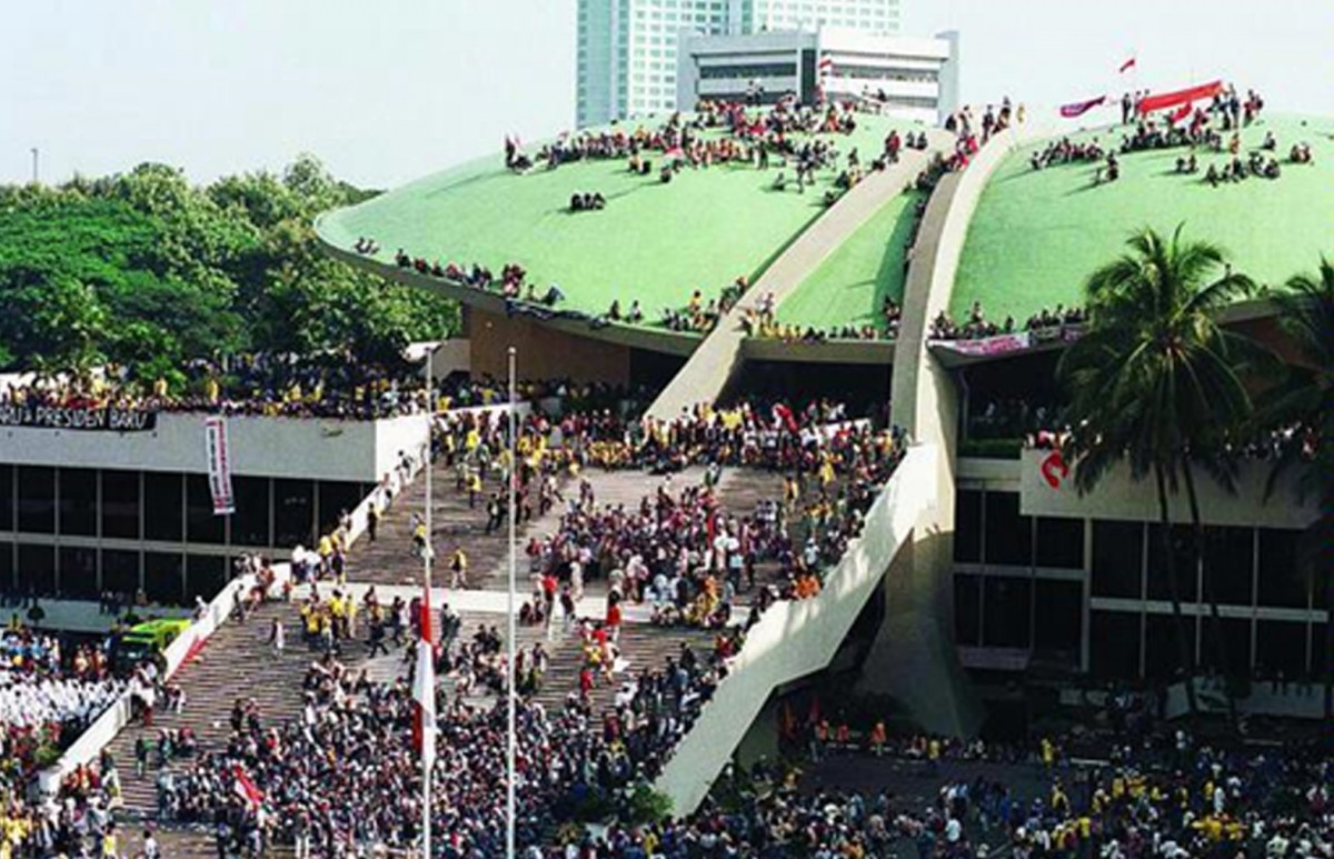 <p>Kilas balik sejarah18 Mei 1998, ribuan mahasiswa dari berbagai kampus di Jakarta dan sekitarnya, menduduki gedung DPR/MPR Senayan, Jakarta. (Dok.kaarika.id)</p>
