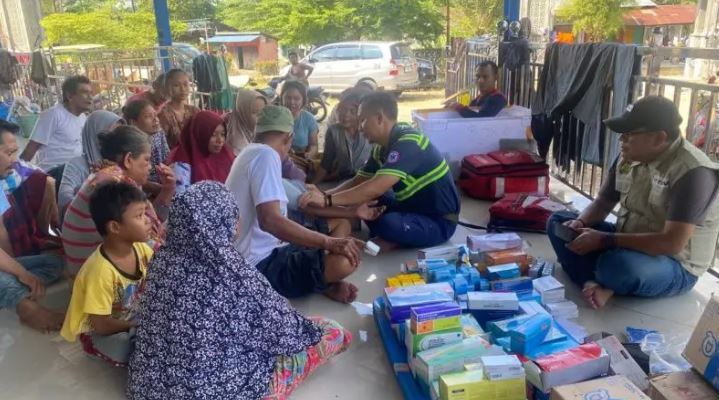 <p>Relawan memberikan layanan kesehatan kepada penyintas bencana di Masjid Istiqamah, Teluk Bakung, Tanjung Pura, Langkat, Sumatra Utara, Jumat (5/12). Ribuan UMKM korban banjir bandang Sumatera mendapat penghapusan utang dan dukungan infrastruktur. Pemerintah pastikan pemulihan ekonomi berjalan lebih cepat. Foto Bidang Komunikasi Kebencanaan / Danung Arifin.</p>
