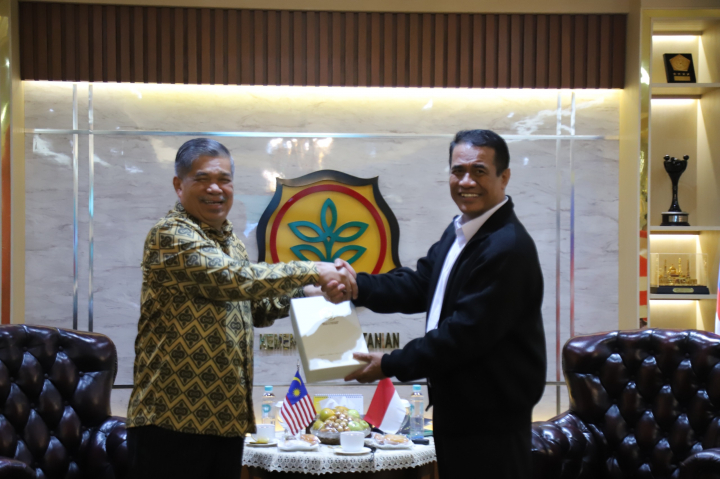 <p>Menteri Pertanian dan Keterjaminan Makanan Malaysia, Datuk Seri Mohammad Bin Sabu mengadakan pertemuan dengan Menteri Pertanian (Mentan) Republik Indonesia, Andi Amran Sulaiman, di Kantor Pusat Kementerian Pertanian, Jakarta, Selasa, 22 April 2025. </p>
