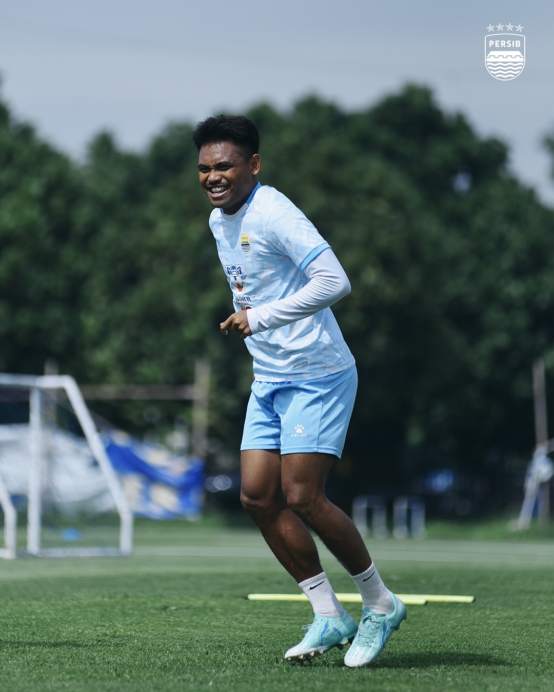 <p>Jelang duel krusial di ACL 2, Persib Bandung fokus penuh menghadapi Lion City Sailors. Saddil Ramdani pastikan Maung Bandung incar tiga poin untuk amankan Grup G.</p>
