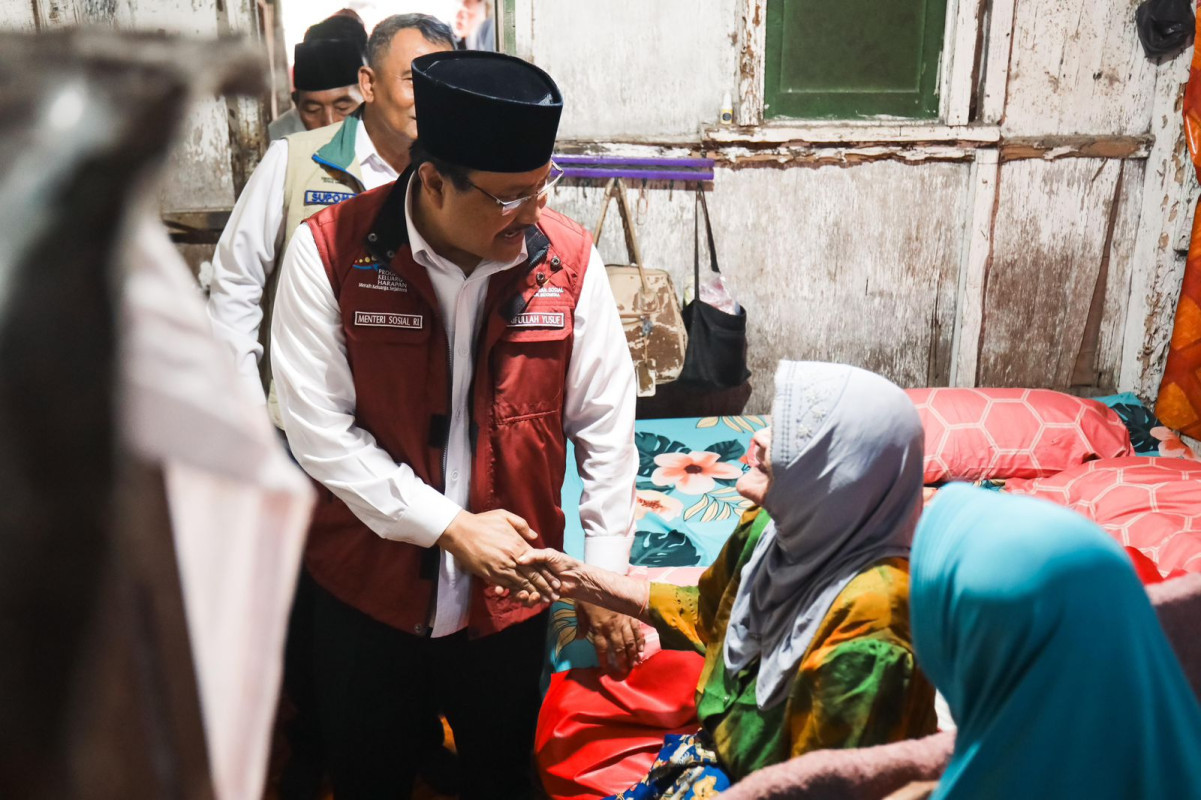 <p>Gus Ipul mengunjungi rumah calon peneriman bansos RST. Ingin rumah Anda direnovasi pemerintah Bantuan sosial Rumah Sejahtera Terpadu hadir bantu warga wujudkan hunian atau tempat usaha yang layak</p>
