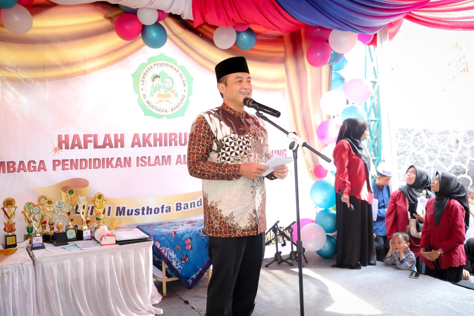 <p>Wakil Wali Kota Bandung, Erwin, menghadiri Wisuda Akbar Santri TKA-TPA dalam rangka Haflah Musyahadah LPPTKA BKPRMI Kota Bandung, yang digelar di Masjid Al-Ukhuwah, Bandung, Sabtu (14/6/2025). (Dok.Pemkot Bandung)</p>
