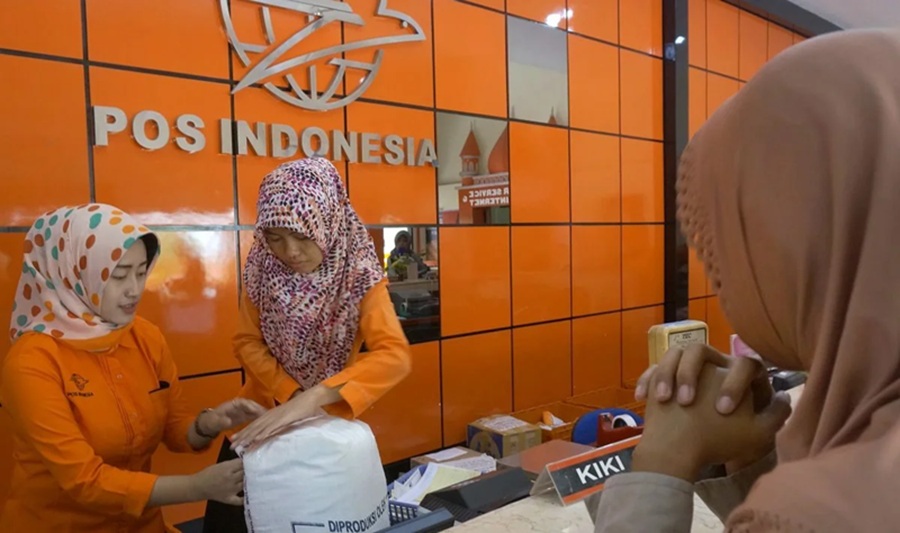 <p>Ilustrasi penerima manfaat mencairkan dana BSU 2025 di Kantor Pos. Simak cara cek status penerima dan mekanisme penyalurannya. (Foto: Pos Indonesia).</p>
