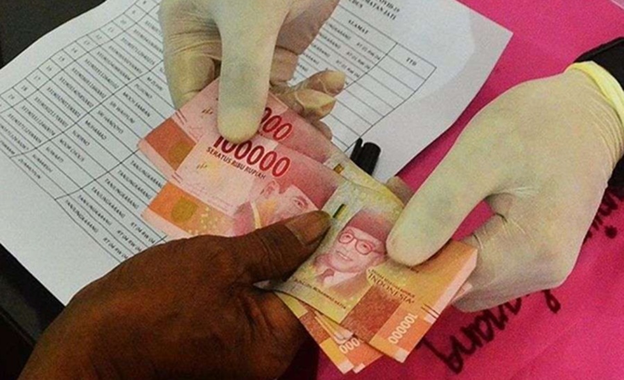 <p>Ilustrasi penerimaan dana BLT Kesra 2025. Simak cara cek status penerima BLT Rp900 ribu lewat HP via situs resmi Kemensos atau aplikasi Cek Bansos.</p>

