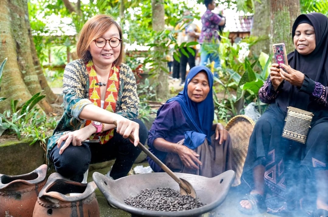 <p>Wamenekraf memperkenalkan langsung kuliner lokal NTB kepada 27 perwakilan kedutaan besar negara-negara sahabat lewat kegiatan bertajuk Gastrodiplomacy Local Experience, Lombok, Jumat, 9 Mei 2025. (Dok. Biro Komunikasi Kemenekraf)</p>
