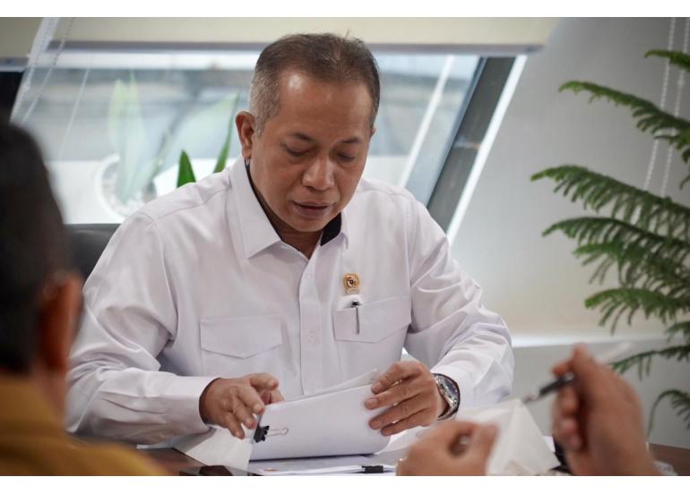 <p>Menteri Koperasi (Menkop) Ferry Juliantono menghadiri Rapat Koordinasi Satuan Tugas Nasional Percepatan Pembentukan Koperasi Desa/Kelurahan Merah Putih yang dipimpin Menteri Koordinator Bidang Pangan Zulkifli Hasan, di Jakarta, Senin, 13 Oktober 2025.</p>

<p> </p>
