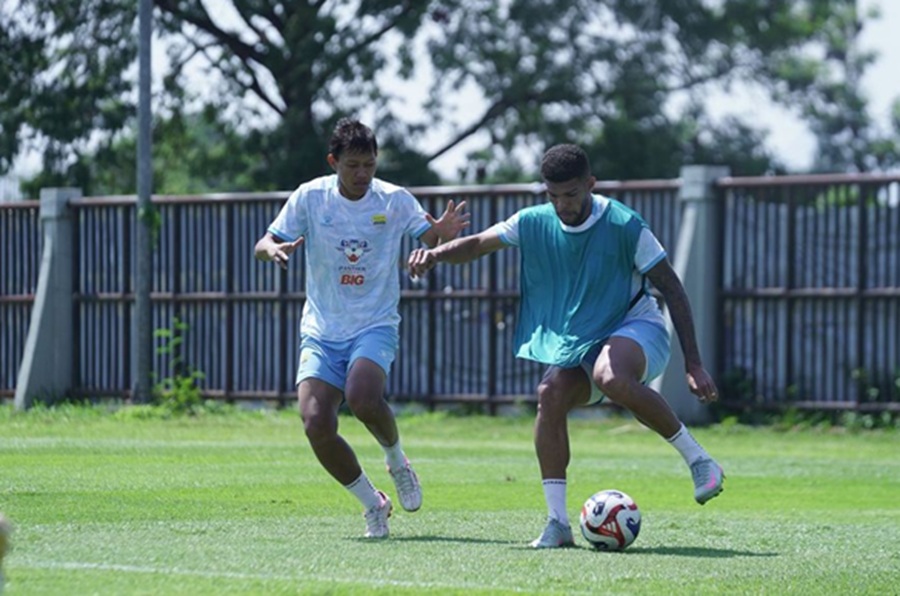 <p>Gelandang Persib, Adam Alis inginkan hasil maksimal diraih saat berjumlah PSBS Biak dalam jadwal Super League. (Foto: Persib).</p>
