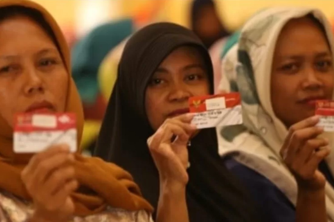 <p>Bansos PKH & BPNT November 2025 sudah cair! Cek penerima dan nominalnya sekarang lewat situs resmi Kemensos atau aplikasi Cek Bansos. Jangan sampai ketinggalan!</p>
