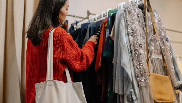 <p>Fenomena pakaian bekas atau thrif atau jual beli pakaian bekas kembali menjadi sorotan dari anggota DPR RI. (Dok.Pexels/cottonbro).</p>

