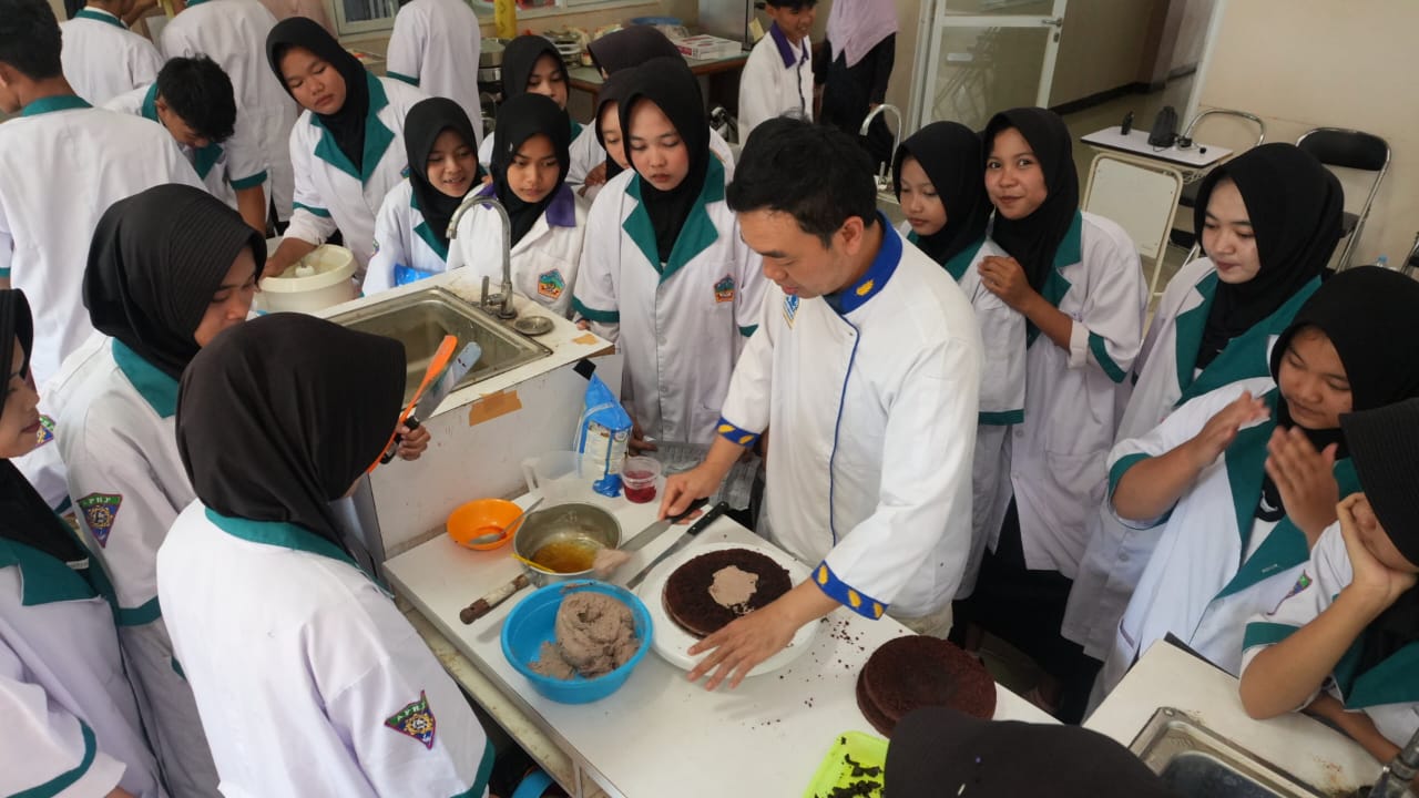 <p>Selama pelatihan tiga hari itu,  Chef Irfan Indrayana dari Bogasari  memberikan enam resep untuk  pengembangan produk bakeri, yakni Roti Taiwan, Mini Pizza, Fuity Bomboloni, Donut, Pandan Chiffon Cake, dan Black Forrest. (Dok. Bogasari)</p>

<p> </p>
