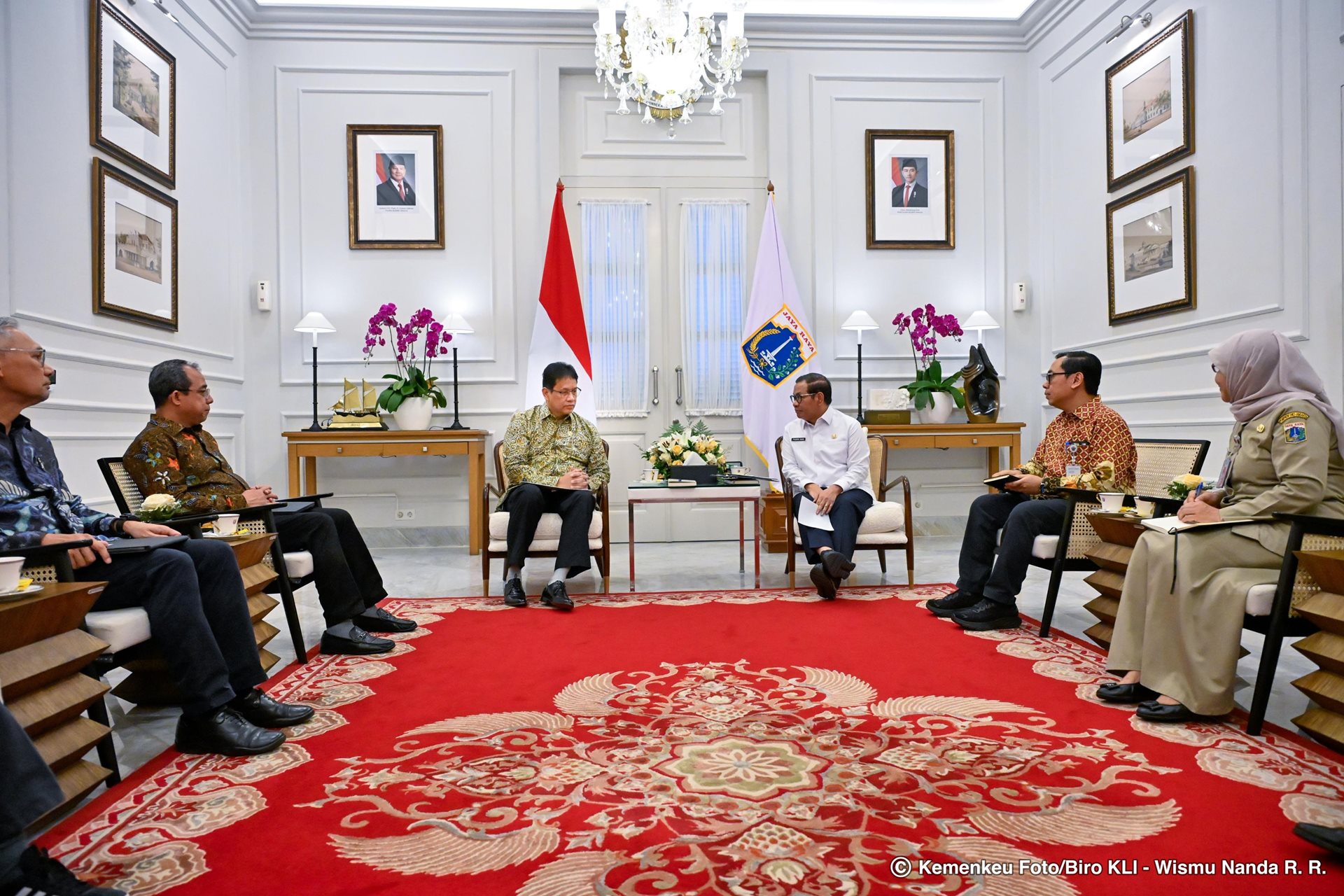 <p>Menteri Keuangan (Menkeu) Purbaya Yudhi Sadewa bertemu Gubernur DKI Jakarta Pramono Anung untuk membahas penguatan sinergi antara pemerintah pusat dan daerah dalam pengelolaan kebijakan fiskal serta percepatan pembangunan ekonomi di Jakarta, Selasa, 7 Oktober 2025 di Kantor Gubernur DKI Jakarta. (Dok. Kemenkeu)</p>
