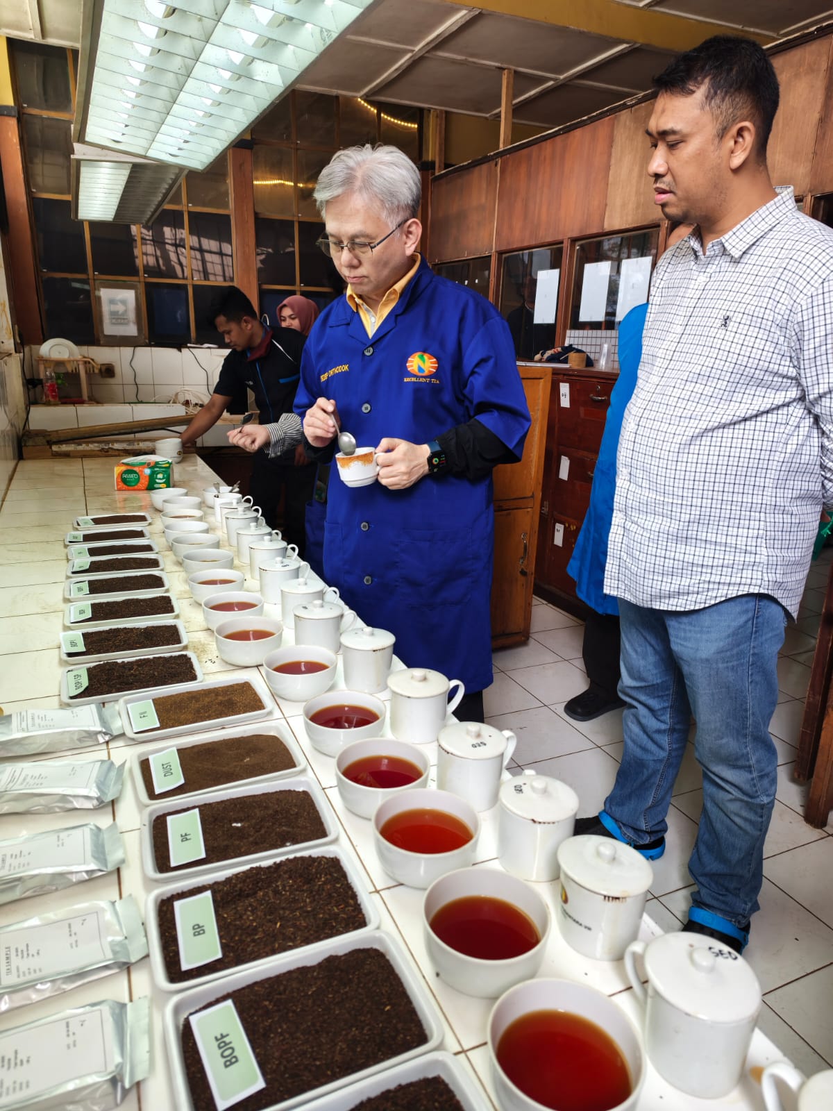 <p>Di Jawa Barat, para buyer Taiwan mengunjungi perkebunan teh PT Perkebunan Nusantara (PTPN) I di Bandung, pada 19–20 Oktober 2025. Di sana, mereka melihat aktivitas di perkebunan teh seluas 3.200 hektare (ha). (Dok. KDEI Taipei)</p>
<p> </p>