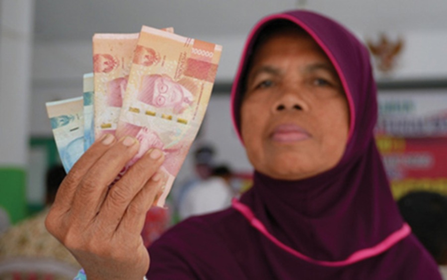 <p>Ilustrasi penerima bansos. Simak cara lapor dana BLT Kesra Rp900 ribu belum cair ke rekening Anda.</p>
