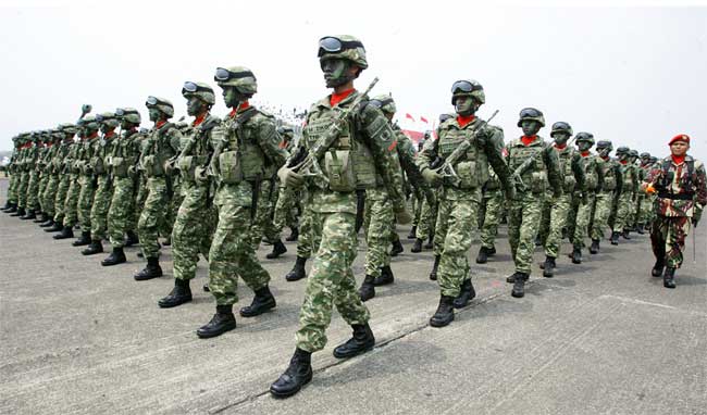 <p>Ilustrasi. Prajurit TNI melakukan parade.  Pengerahan prajurit TNI sebagai personel pengamanan di kantor-kantor kejaksaan di seluruh Indonesia mendapat sorotan pub;ik dan anggota DPR RI. (Dok.TNI)</p>
