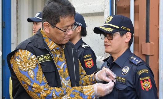 <p>Purbaya beri ultimatum keras pada Bea Cukai dan ancam rumahkan 16 ribu pegawai. Djaka Budi pastikan reformasi transparansi, pengawasan, dan peningkatan pelayanan segera dilakukan.</p>
