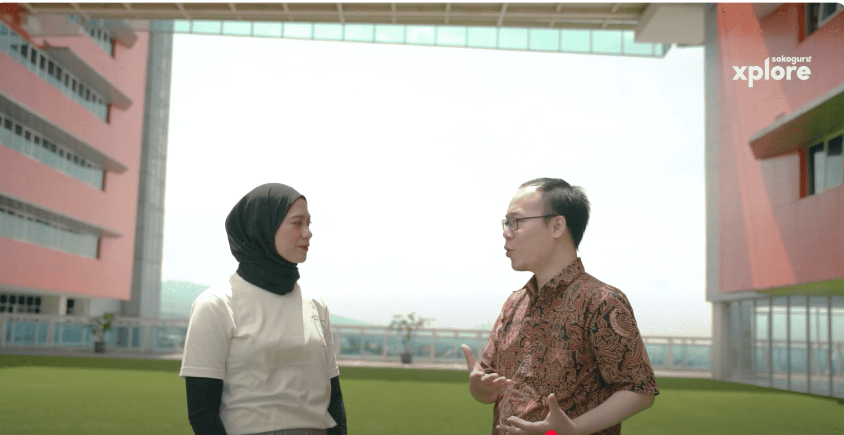 <p>Laras dari Sokoguru Xplore saat mewawancarai Daniel Hermawan, di Kampus Universitas Katolik Parahyangan (Unpar) Bandung. (Dok. Sokoguru/ Dede Ramdani)</p>
