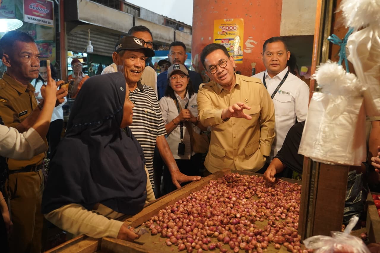 <p>Menteri Perdagangan Budi Santoso melakukan peninjauan langsung terhadap harga dan pasokan barang kebutuhan pokok (bapok) di Pasar Raya Padang, Kota Padang, Sumatra Barat, pada Selasa, 18 November 2025. (SG-1)</p>
