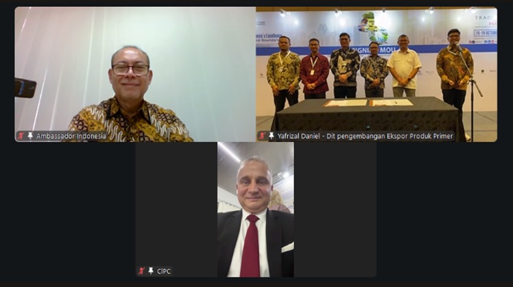 <p>Penandatanganan Mou antara PT Adarasa Putra Jaya dari Indonesia dan mitra dagang Bominghao Trading co LLC dilakukan secara hibrida, yakni di Indonesia Convention Exhibition (ICE) BSD City di Kabupaten Tangerang, Banten dan di Moskow, Rusia, pada 16 Oktober 2025 berbarengan dengan pelaksanaan pameran dagang Trade Expo Indonesia (TEI) 2025. (Dok. Kemendag)</p>
