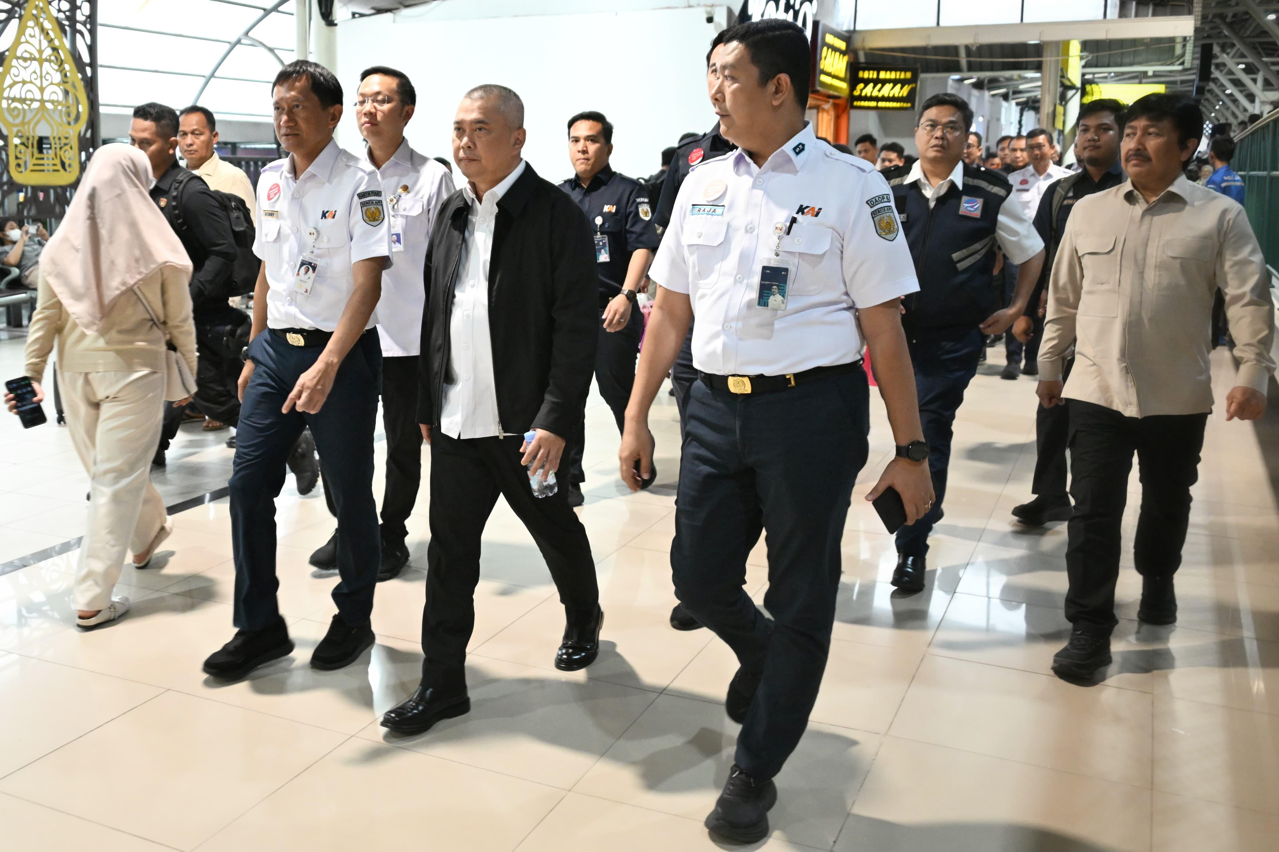 <p>Menteri Perhubungan Dudy Purwagandhi mengecek arus penumpang Natal 2025 dan Tahun Baru 2026 (Nataru) angkutan kereta api di Stasiun Yogyakarta, Kamis, 1 Januari 2026. (Dok. Kemenhub)</p>
