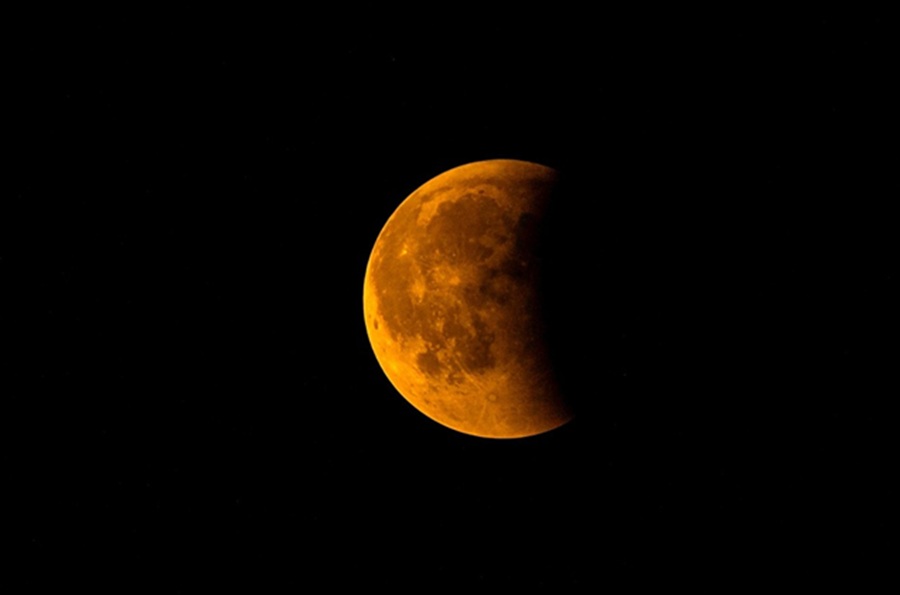 <p>Ilustrasi gerhana bulan. Jadwal terjadi gerhana bulan total 7-8 September 2025, Kemenag imbau masyarakat sholat khusuf berjamaah. (Foto: Pixabay).</p>
