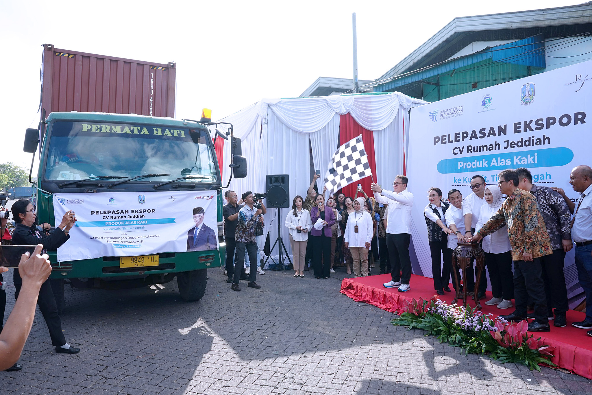 <p>Mendag Budi Santoso melakukan pelepasan ekspor  sepatu buatan CV Rumah Jeddiah ke Kuwait di Surabaya, Jawa Timur, Selasa (3/6/2025). (Dok.Kemendag)</p>
