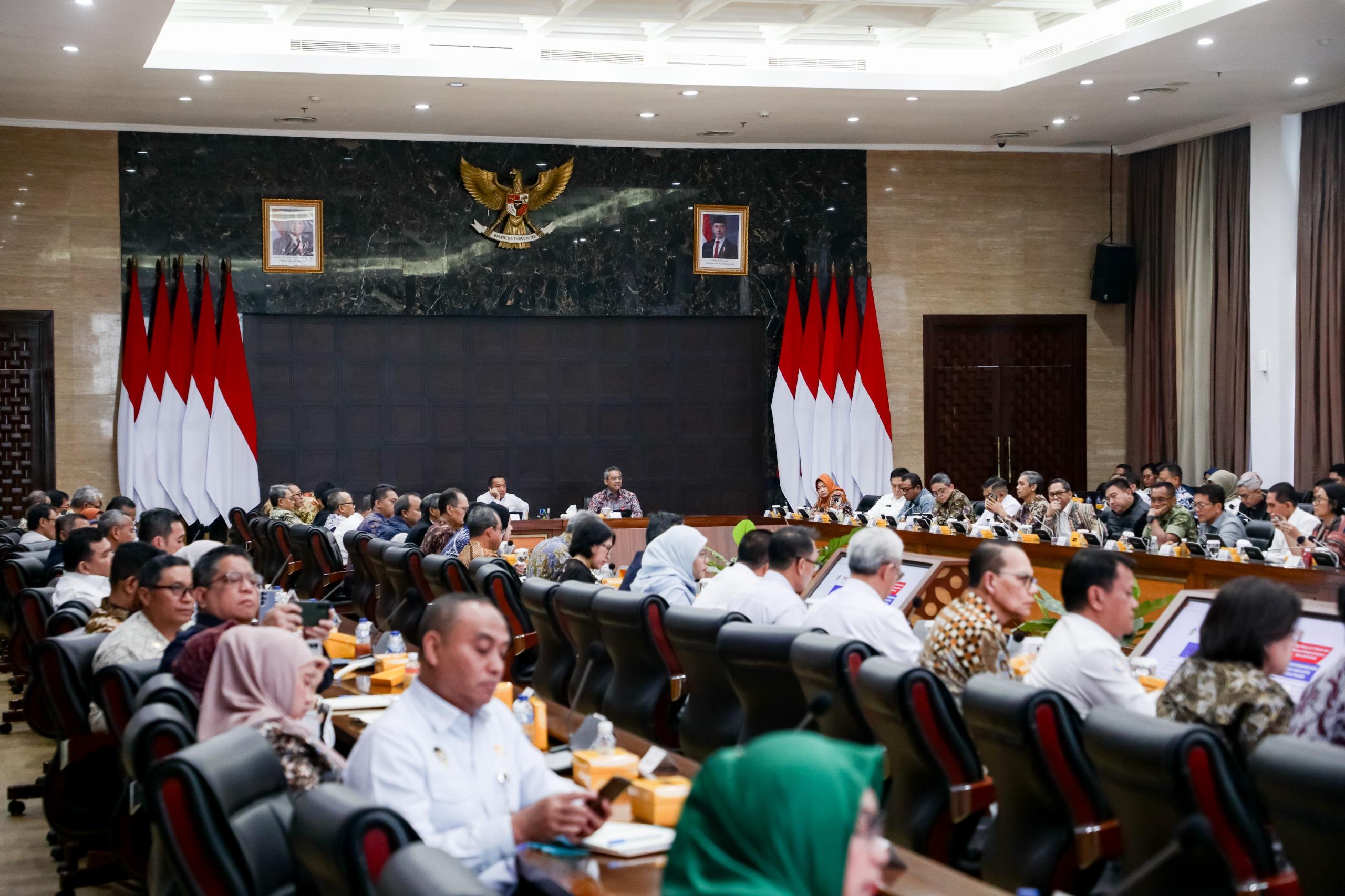 <p>Menteri Sekretaris Negara (Mensesneg) Prasetyo Hadi memberikan pengarahan terkait pelaksanaan APBN Tahun 2026 kepada para sekretaris jenderal, sekretaris kementerian, serta sekretaris utama dari seluruh K/L, di Gedung Utama, Kementerian Sekretariat Negara, Jakarta, Selasa, 25 November 2025. (Dok. Kemensesneg)</p>
