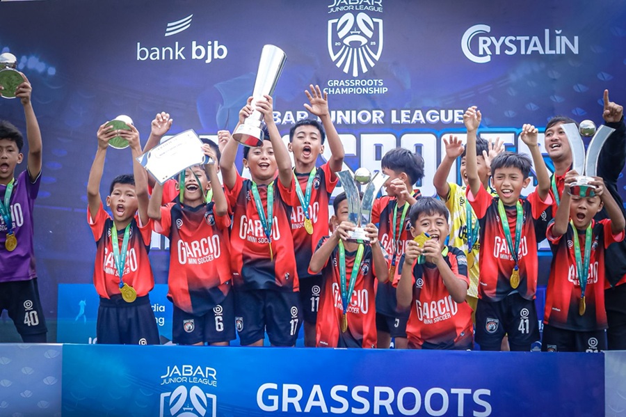 <p>Potret tim juara di kompetisi sepak bola usia dini, Jabar Junior League Grassroots 2025. Foto: Sokoguru.id.</p>
