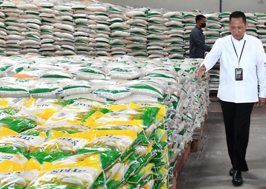 <p>Ilustrasi beras. Pemerintah lanjutkan penyaluran bansos beras 10 kg untuk jutaan KPM hingga Desember 2025, begini cara cek penerimanya. (Foto: Setneg).</p>

