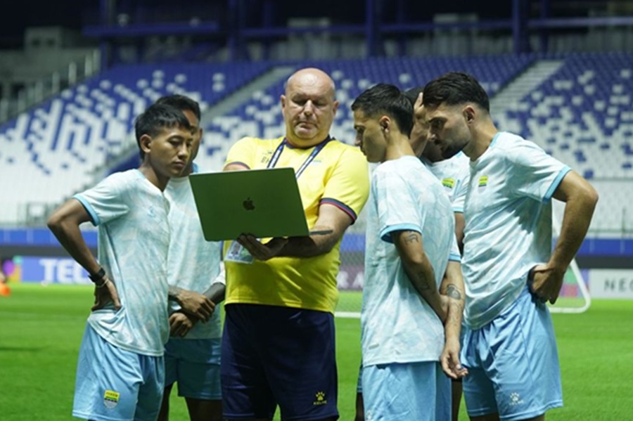 <p>Pelatih Persib Bojan Hodak memberikan arahan kepada anak asuhnya menjelang laga melawan Bangkok United. (Foto: Persib).</p>
