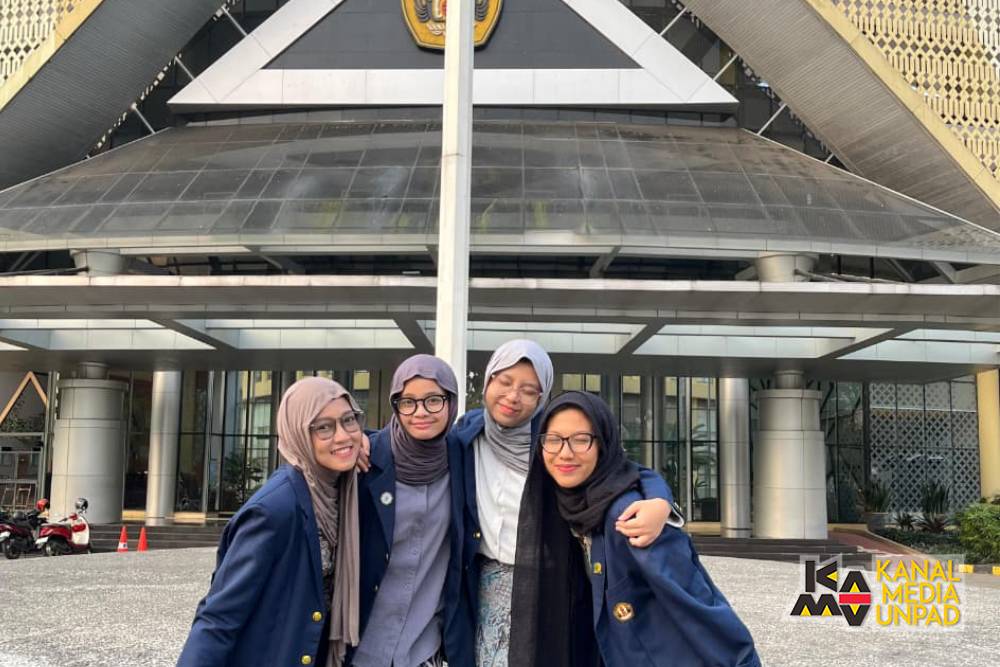 <p>Tim mahasiswa Unpad yang terdiri dari Kayyisah Amani, Felisya Ataya Islami, Karina Deswita, dan Tasnim Mumtaza, di bawah bimbingan dosen Asri Peni Wulandari, M.Sc., Ph.D. berhasil menghadirkan Padpals, kantong pembungkus limbah pembalut. (Dok. Kanal Media Unpad)<br />
<br />
<br />
 </p>
