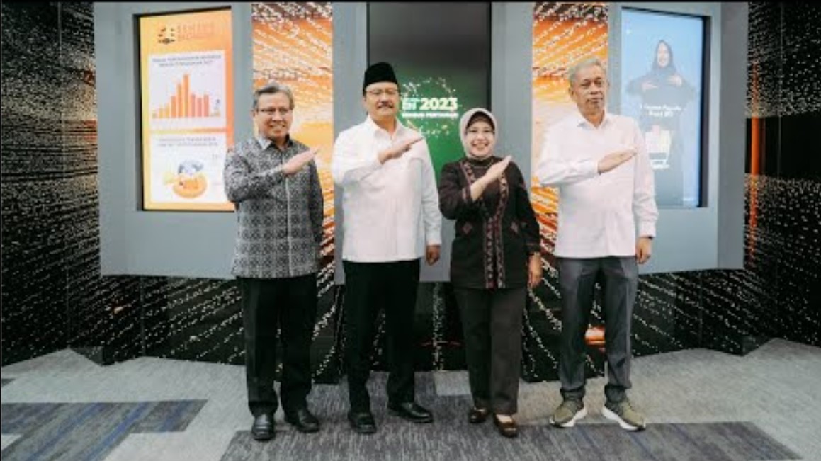 <p>Ilustrasi Mensos dan pejabat pemerintah berpose usai rapat koordinasi penyaluran bansos Juni–Juli 2025. KPM golongan tertentu dipastikan terima 5 bantuan sekaligus, mulai dari PKH, BPNT, beras 20 kg, hingga tambahan tunai Rp400.000! Cek nama dan kriteriamu sekarang sebelum terlambat! Foto: Dok. kemensos.go.id</p>
