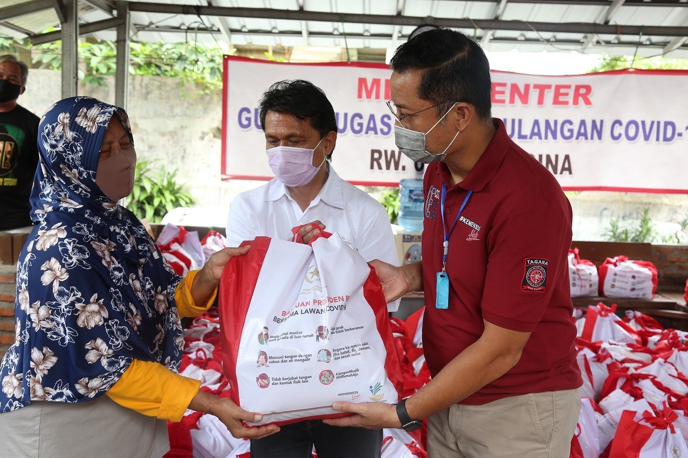 <p>Ilustrasi penerima bansos. Perbedaan dari bantuan sosial PKH, BPNT, dan BLT. Foto: kemensos.go.id</p>
