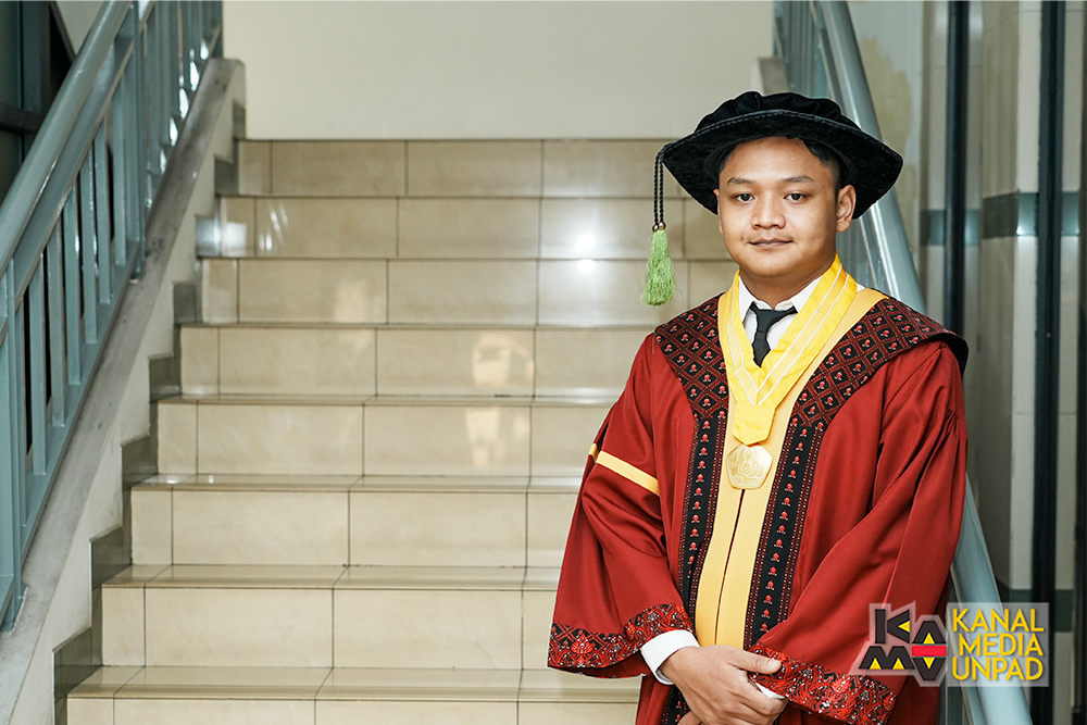 <p>Dava Adila Syuaib lulus Sarjana Kedokteran dalam usia 19 tahun dan tercatat sebagai wisudawan termuda dalam Upacara Wisuda Universitas Padjadjaran Gelombang IV Tahun Akademik 2024/2025. (Dok. Kanal Media Unpad/ Dadan Triawan)<br />
<br />
 </p>
