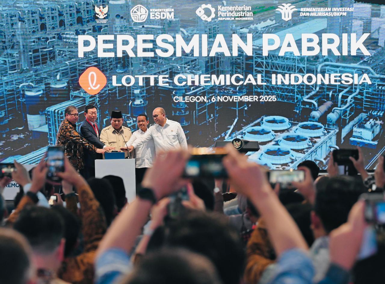 <p>Presiden Prabowo Subianto meresmikan pabrik Lotte Chemical Indonesia (LCI) di Kota Cilegon, Provinsi Banten, Kamis, 6 November 2025. (Dok. BPMI Setpres/Laily Rachev)</p>

