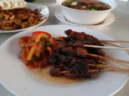 <p>Ilustrasi Sate Maranggi. Kuliner khas Bandung dengan sambal oncom, Sate Maranggi Kang Asep ini jadi favorit.</p>
