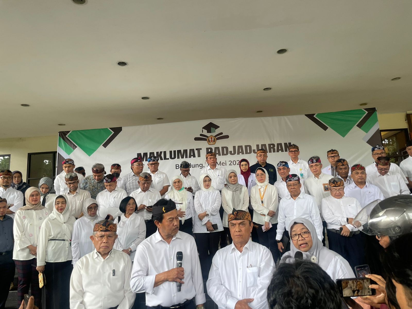 <p>Lebih dari 100 guru besar dan tenaga pendidik dari Fakultas Kedokteran Universitas Padjadjaran (FK Unpad) secara tegas menyampaikan Maklumat Padjadjaran sebagai bentuk protes terhadap kebijakan  (Kemenkes yang dinilai melewati batas kewenangan di depan Gedung Koeswadji FK Unpad, Jalan Prof. Eyckman No. 38, Bandung, pada Senin 19 Mei 2025. (Sokoguru)</p>
