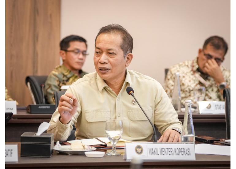<p>Wakil Menteri Koperasi (Wamenkop) sekaligus Koordinator Ketua Pelaksana Harian Satgas Koperasi Desa/Kelurahan (Kopdes/Kel) Merah Putih, Ferry Juliantono, menghadiri rapat koordinasi yang dipimpin Menteri Koordinator Pemberdayaan Masyarakat Muhaimin Iskandar di Jakarta, Selasa, 2 September 2025. (Dok. Kemenkop)</p>
