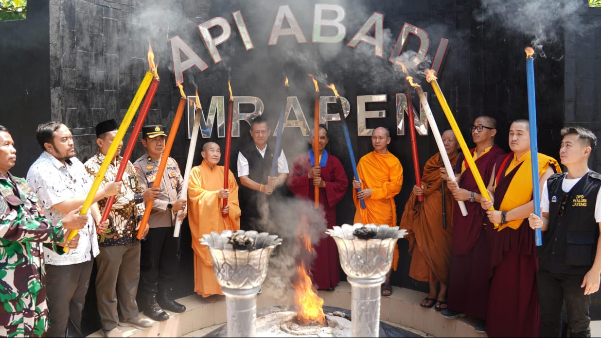 <p>Pengambilan Api Dharma dari Sumber Api Alam Mrapen Desa Manggar Mas, Kecamatan Godong, Kabupaten Grobogan, Sabtu, 10 Mei 2025. (Dok. Panitia Waisak/Kemenag)</p>
